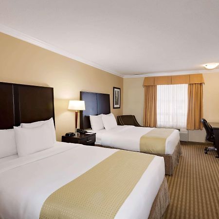 Ramada By Wyndham Cold Lake Bagian luar foto