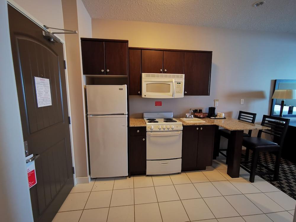Ramada By Wyndham Cold Lake Bagian luar foto