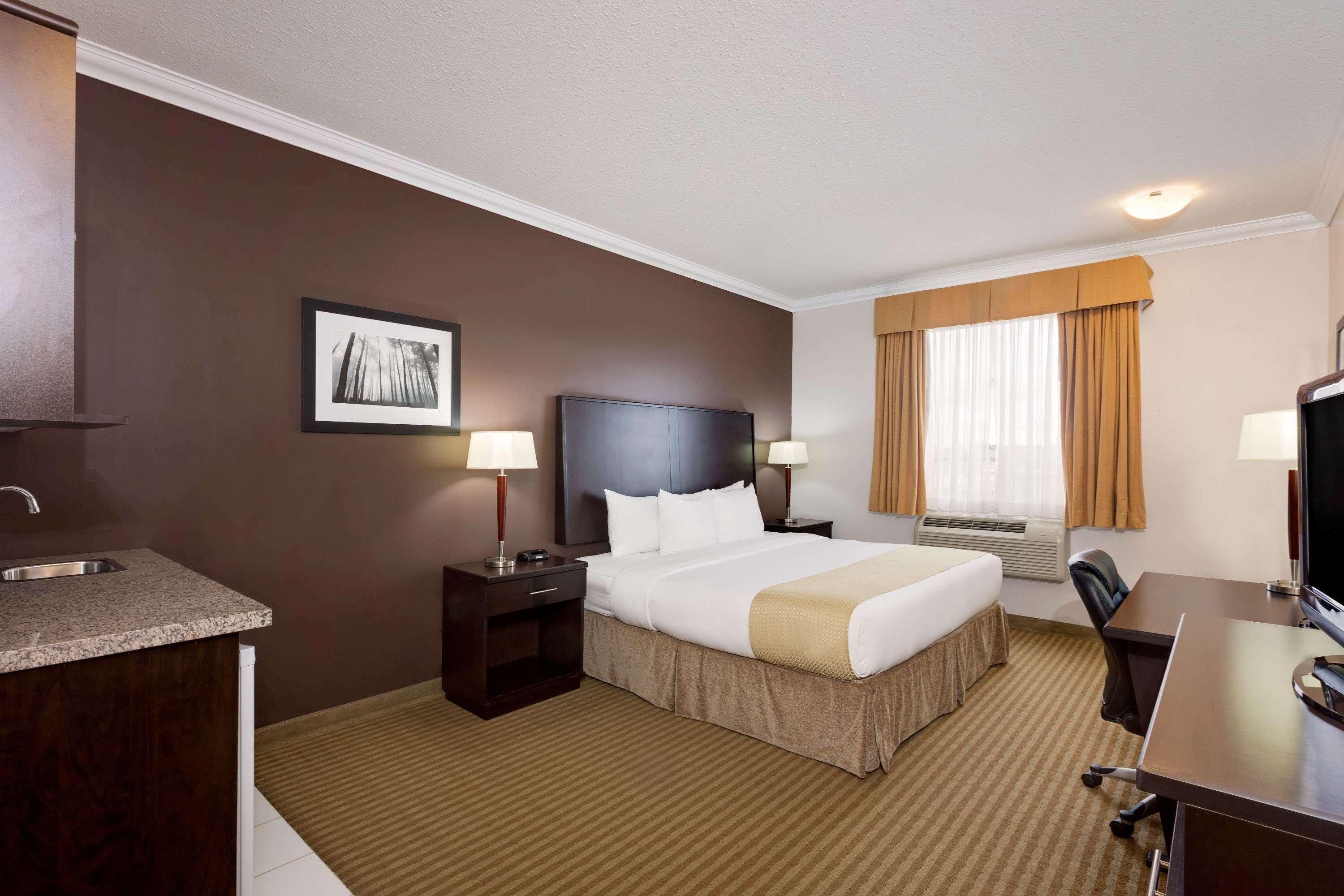 Ramada By Wyndham Cold Lake Bagian luar foto
