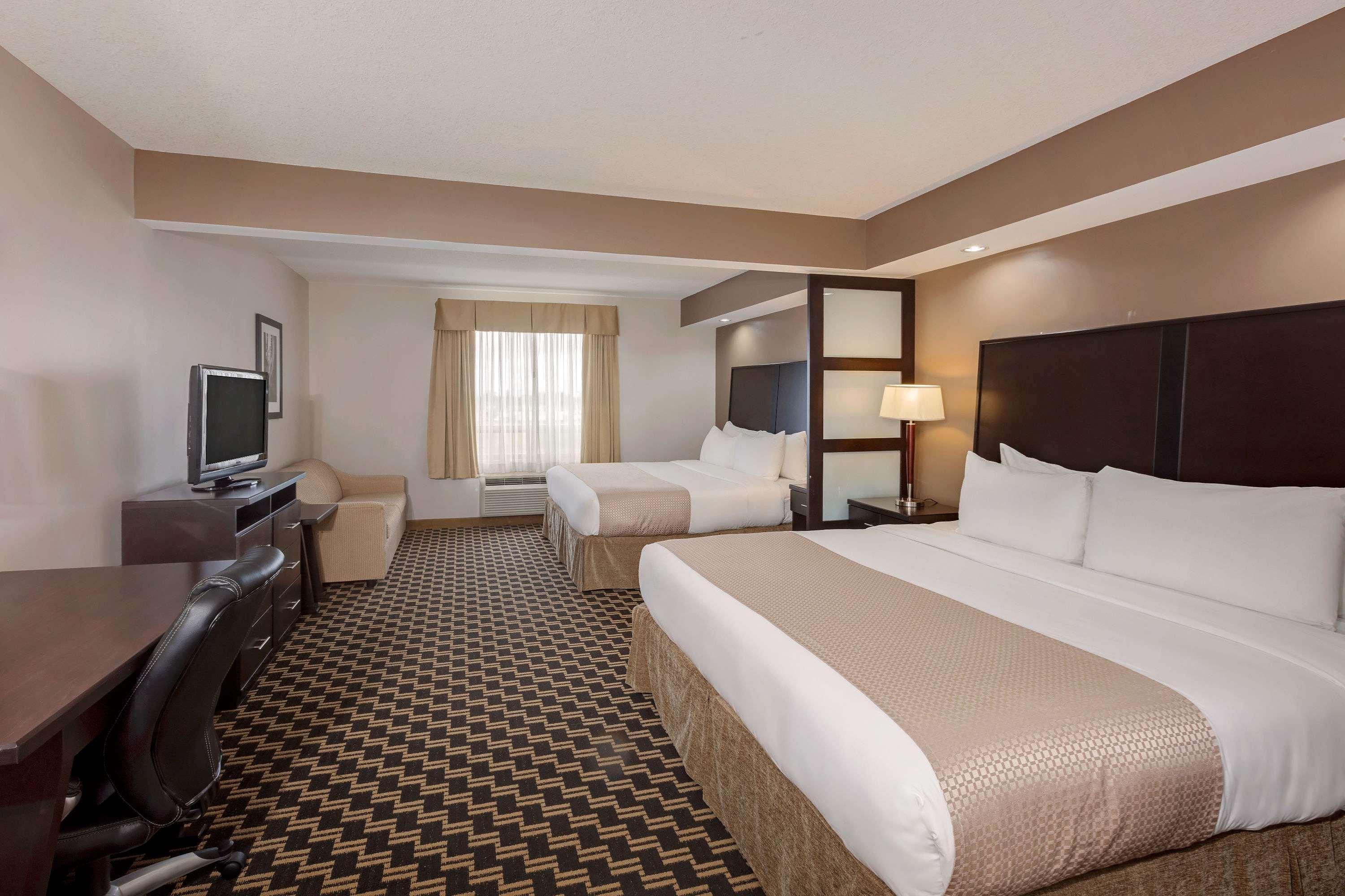 Ramada By Wyndham Cold Lake Bagian luar foto