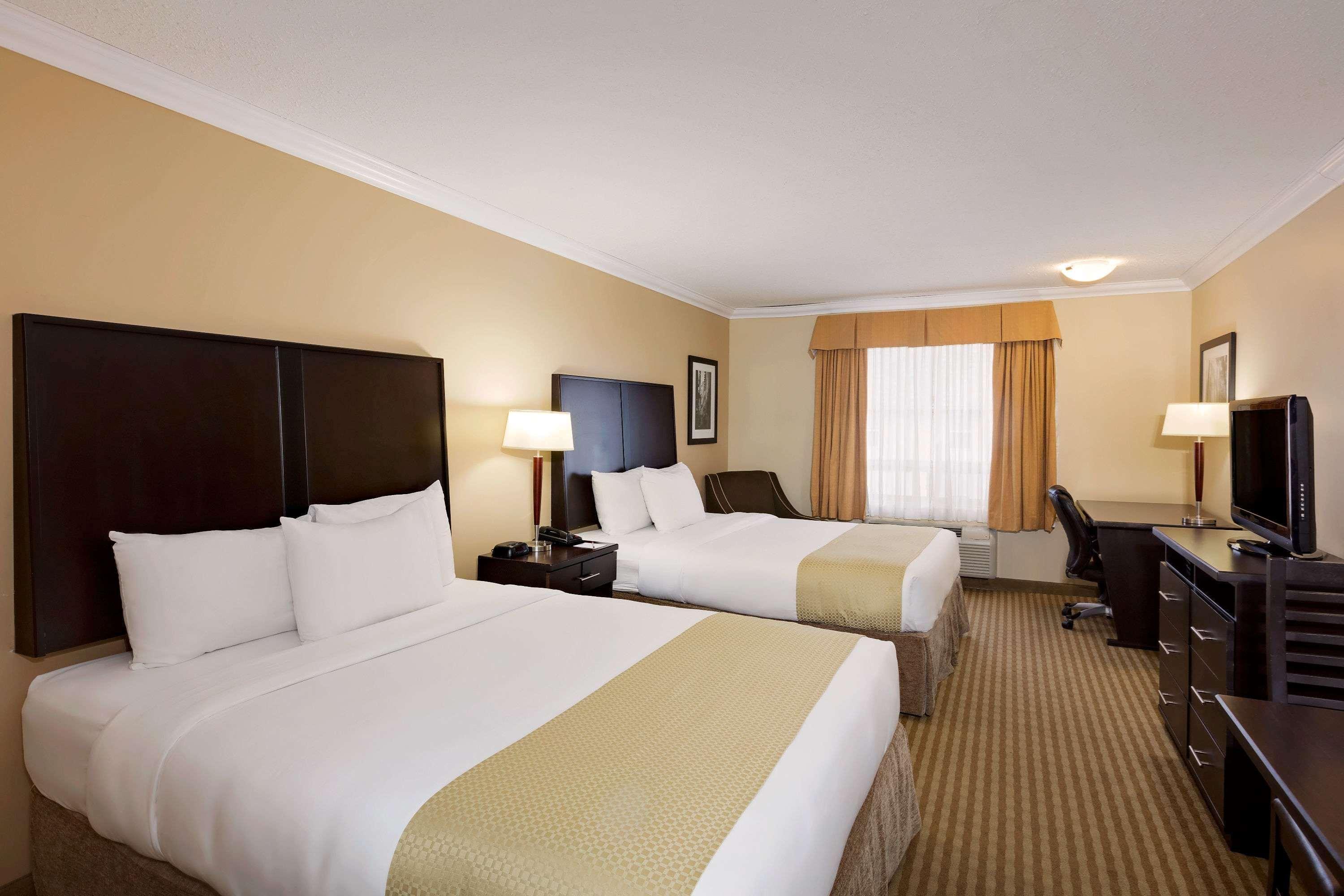Ramada By Wyndham Cold Lake Bagian luar foto