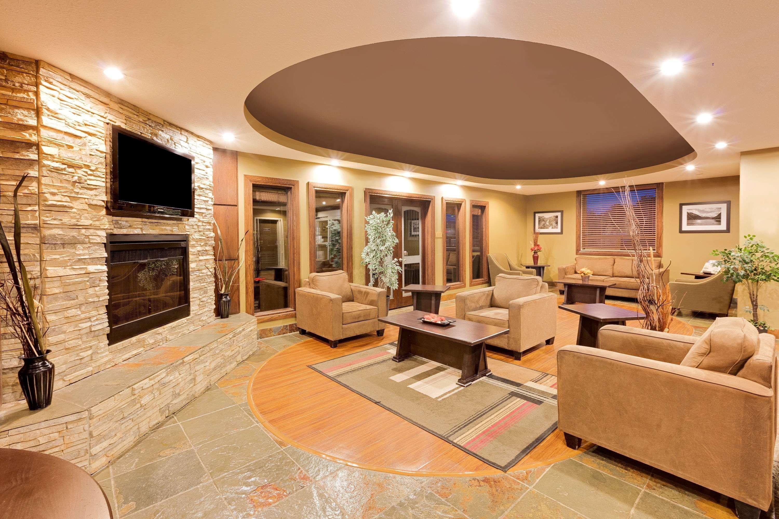 Ramada By Wyndham Cold Lake Bagian luar foto