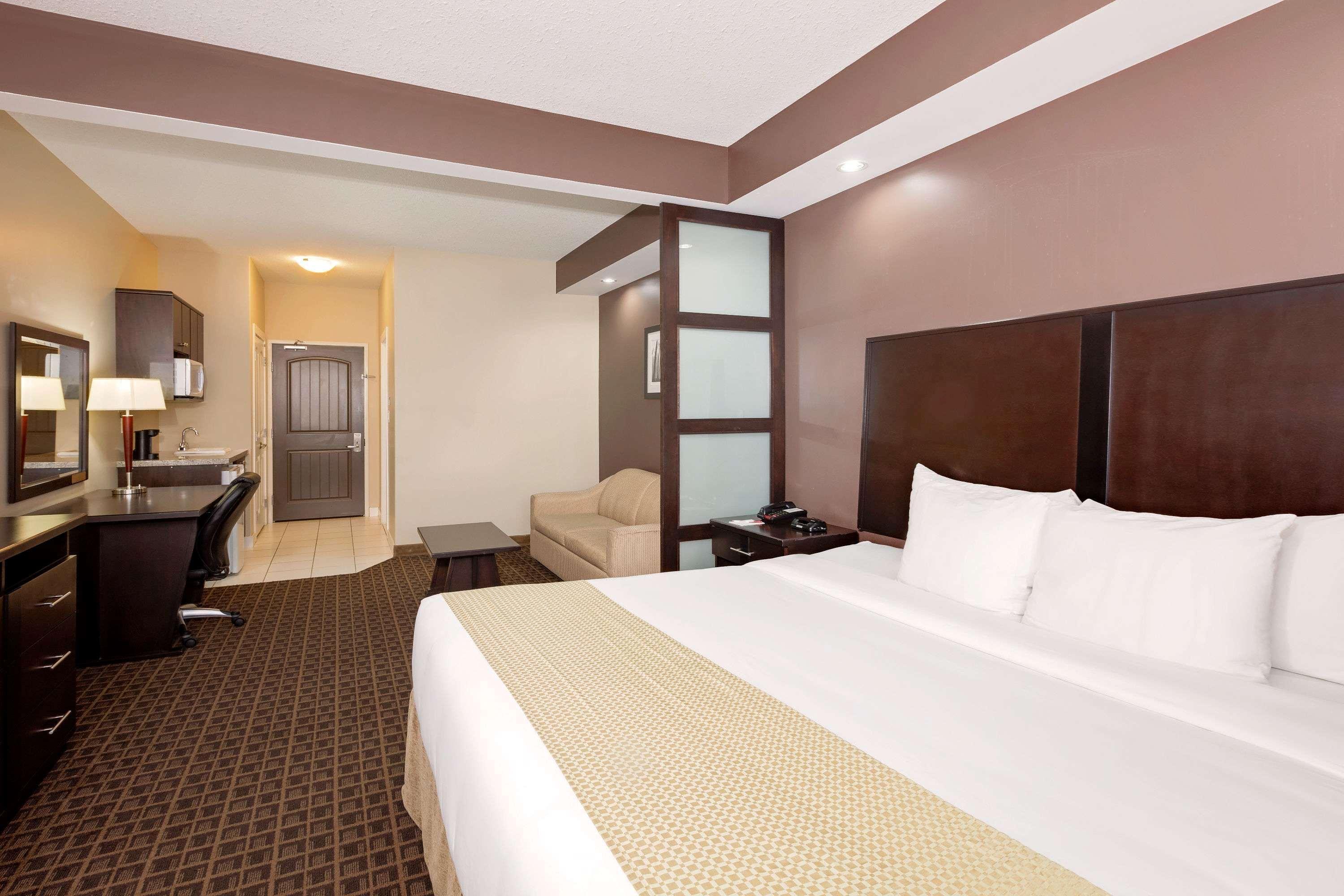 Ramada By Wyndham Cold Lake Bagian luar foto