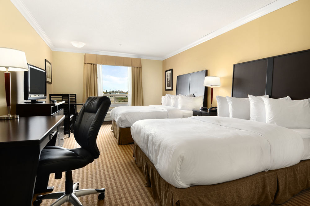 Ramada By Wyndham Cold Lake Bagian luar foto