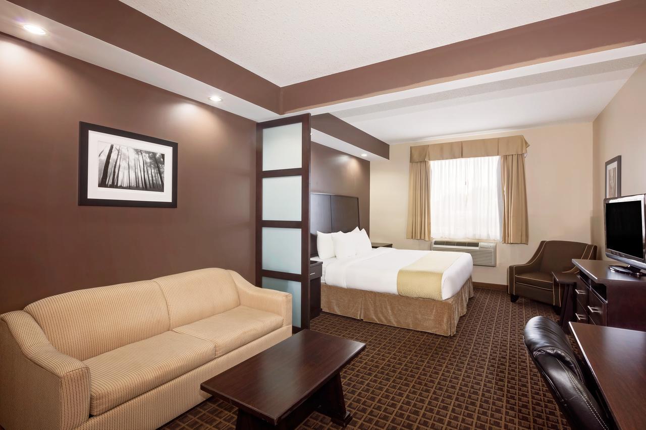 Ramada By Wyndham Cold Lake Bagian luar foto