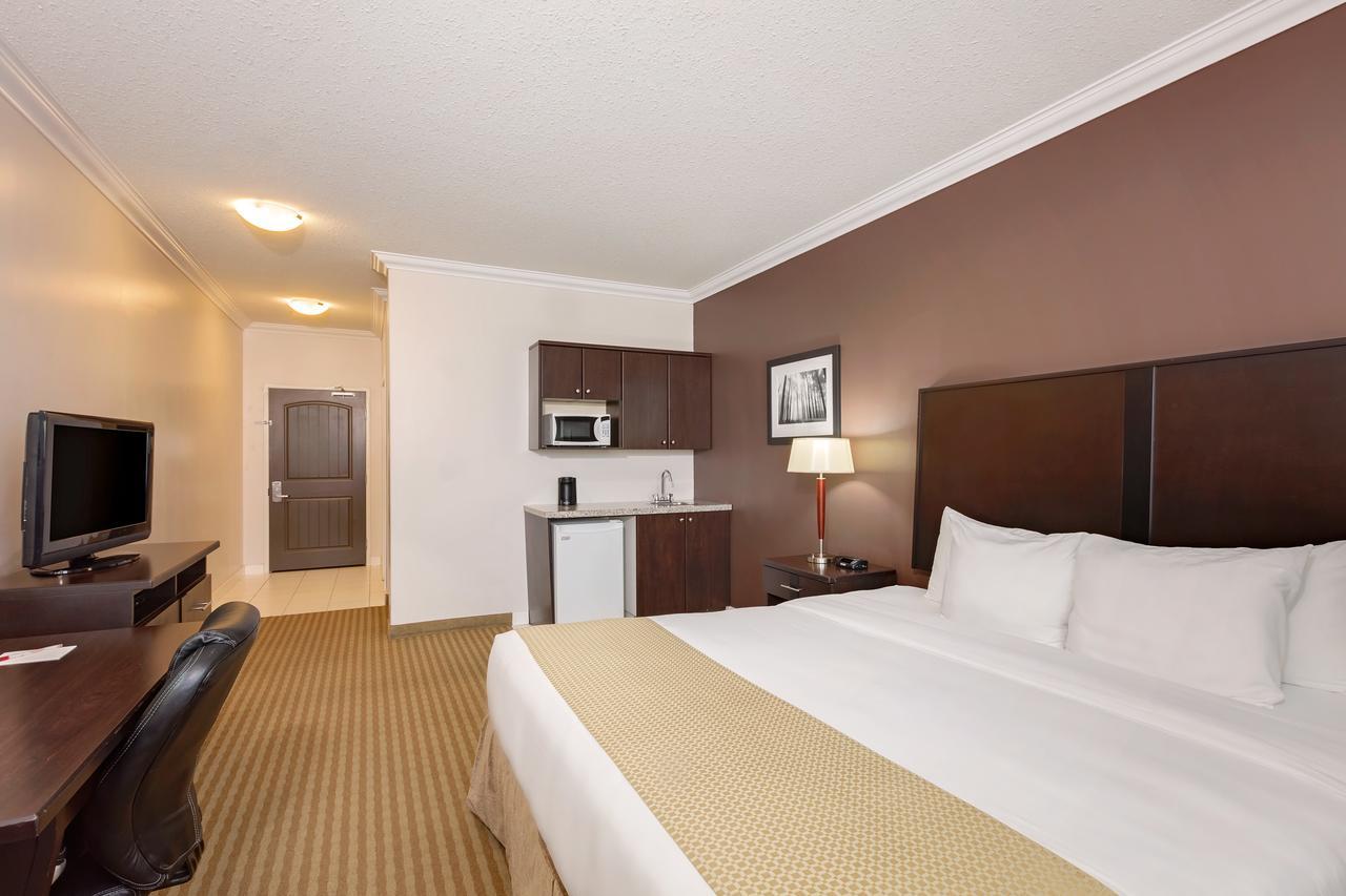 Ramada By Wyndham Cold Lake Bagian luar foto