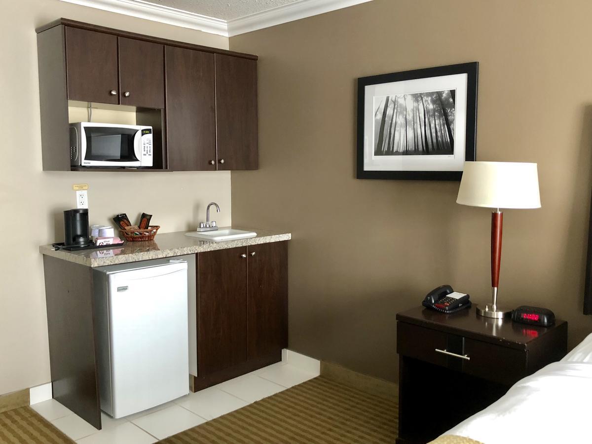 Ramada By Wyndham Cold Lake Bagian luar foto