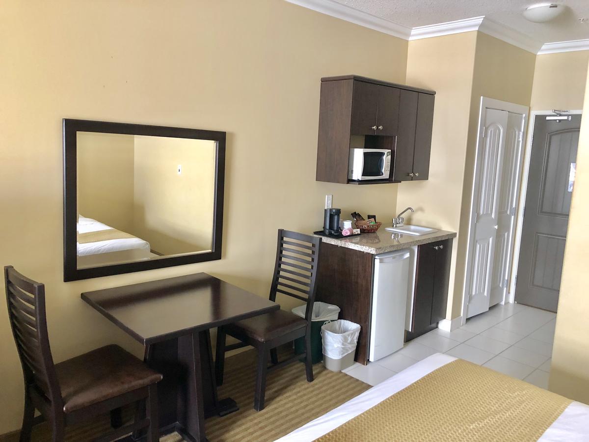 Ramada By Wyndham Cold Lake Bagian luar foto