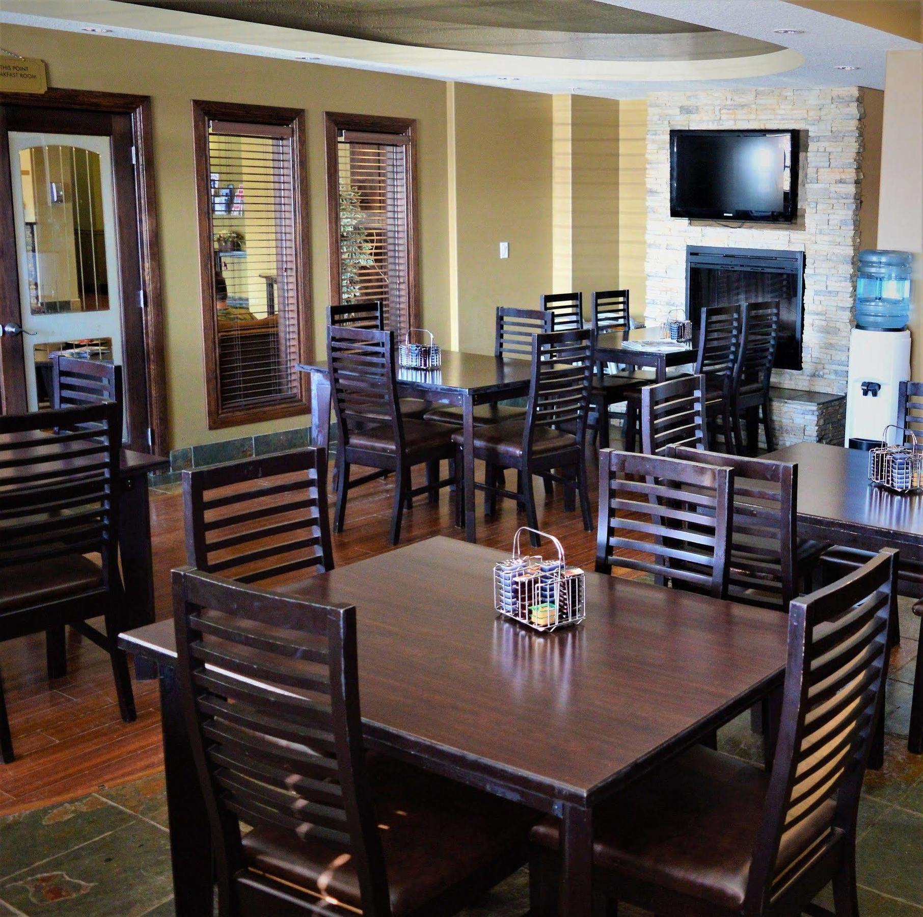 Ramada By Wyndham Cold Lake Bagian luar foto