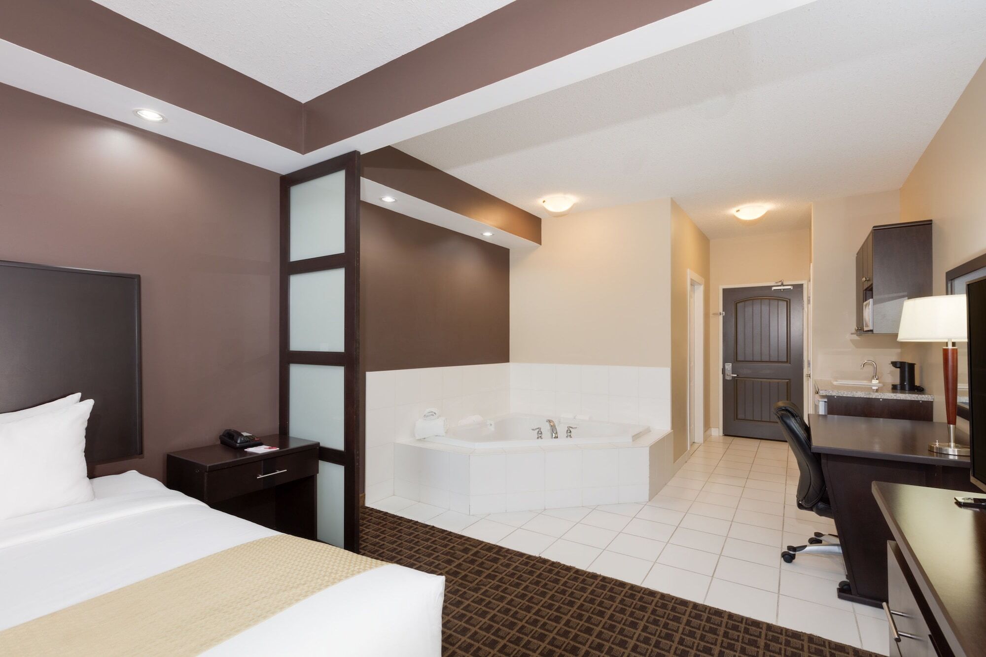 Ramada By Wyndham Cold Lake Bagian luar foto