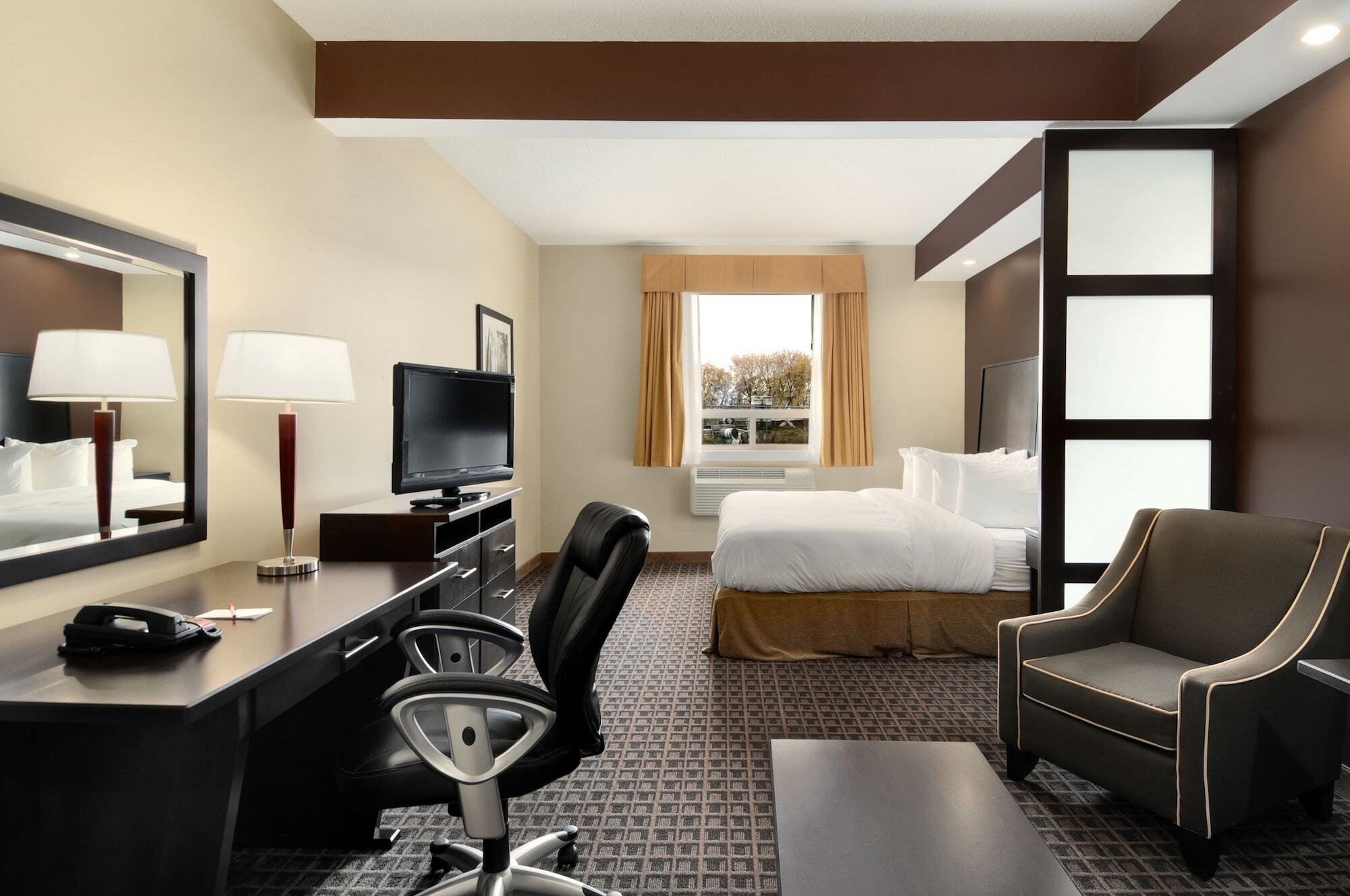 Ramada By Wyndham Cold Lake Bagian luar foto